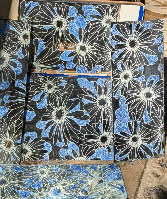 Retro Partial Box Glas-Tile 12x12" Blue Floral Wall Mirror Tiles in Home Décor & Accents in London - Image 3