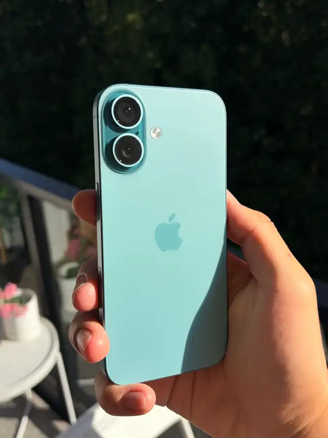 Apple iPhone 16 in Cell Phones in Richmond - Image 2