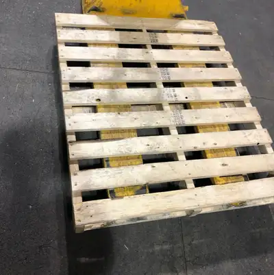 Clean , dry, stored indoors No broken boards 40x48 ONLY $4.50 each great condition solid ,no broken...