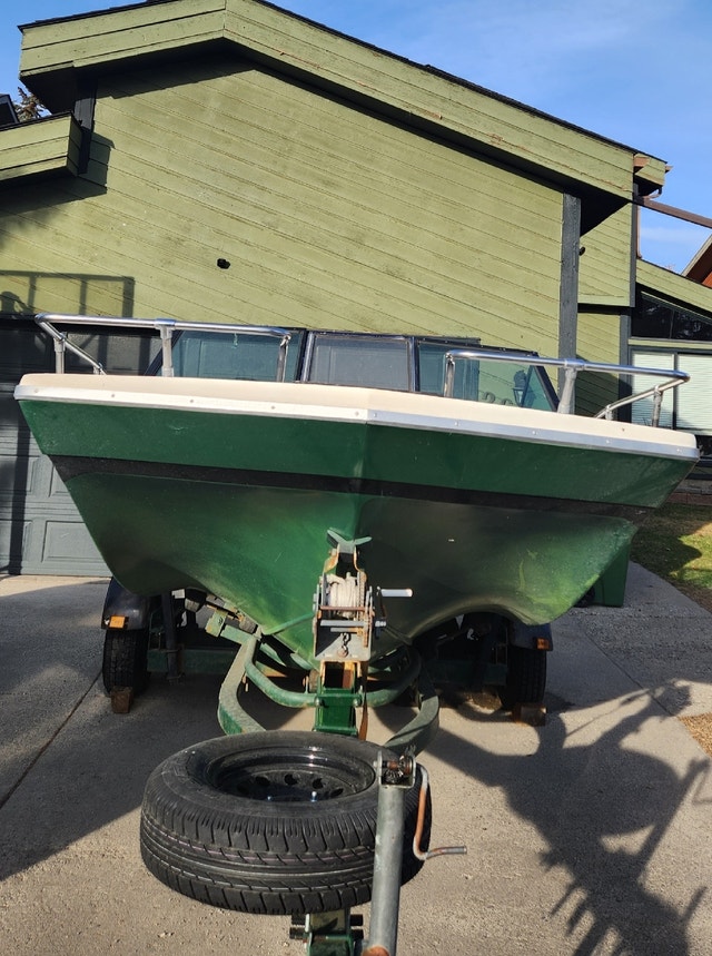 19 foot trihull, easy loader trailer and 150 HP Mercury motor