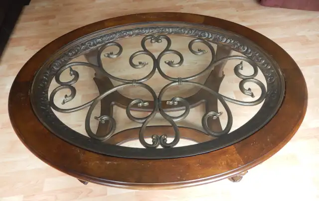 Coffee Table in Coffee Tables in Charlottetown - Image 2