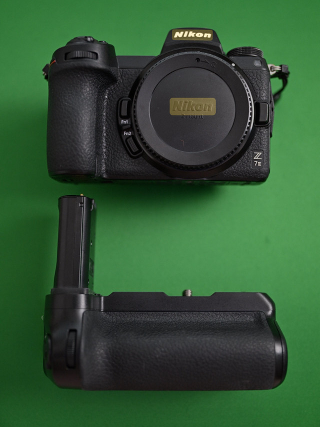 Camera Nikon Z7II + battery grip (Shutter 75K) dans Appareils photo et caméras  à Ville de Montréal - Image 2