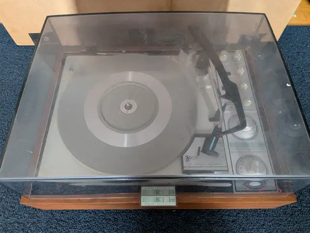 KLH Cambridge Massachusetts Model Twenty AM/FM Radio Turntable. in Stereo Systems & Home Theatre in City of Toronto - Image 3