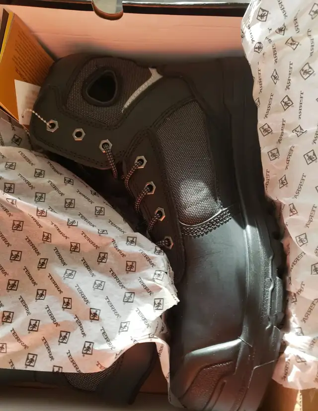 Safety  boots, Size 10.5 in Men's Shoes in City of Toronto - Image 7