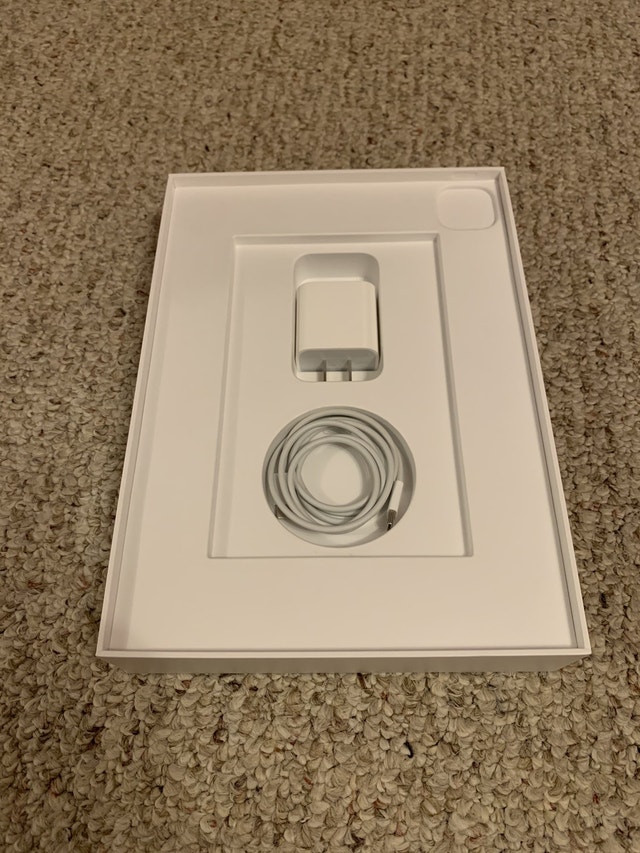 LIKE NEW - Apple iPad Pro 3GEN 128G & Apple Keyboard | iPads & Tablets