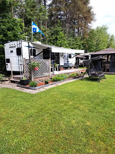 Je vends ma roulotte Conquest 2018 achetée neuve que j'ai reçue en juillet 2019. Toujours été statio...