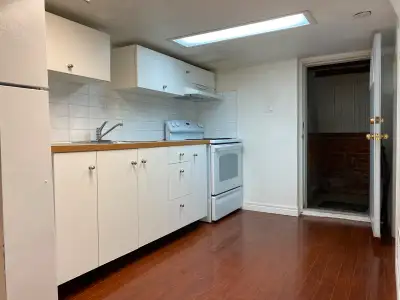 Basement Bachelor apartment in the Annex – Bloor/Spadina
