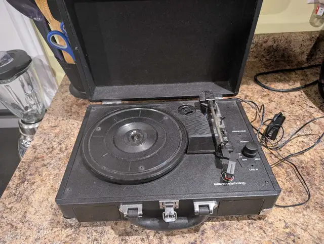 record player  in Other in Markham / York Region - Image 3