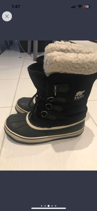 Winter Boots Boys SIZE 5.5 New Condition (worn only one season)