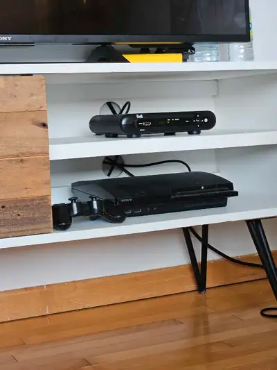Works. Comes with 1 controller. Fully reset.