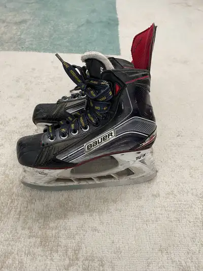 Bauer Vapor X800 hockey skate size 4D

, View more