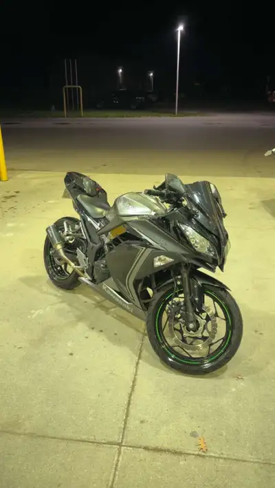 12,000kms Been told it’s the cleanest looking 300 by atleast 7 people I’ve taken very good care of i...