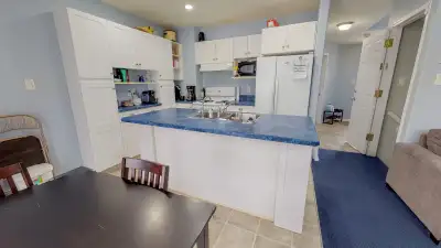 3Bedroom 1.5Bath upper unit steps from General Hospital
