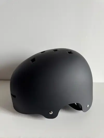 Brand new. M size. There is a size adjuster at the back.