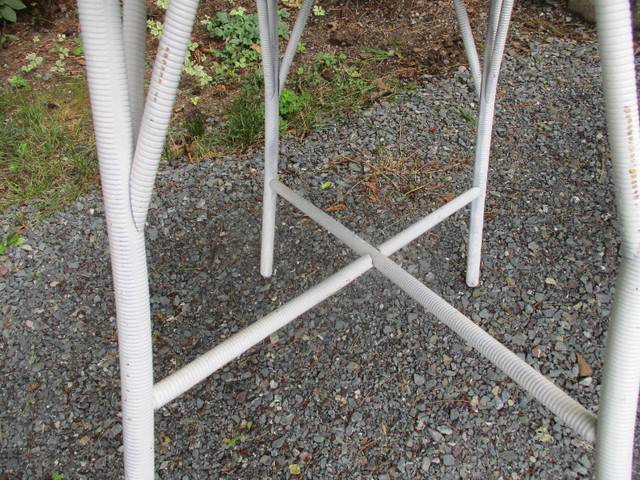 Vintage Wicker Hall Table --Great Condition in Other Tables in New Glasgow - Image 4