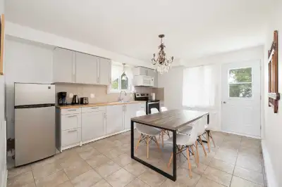 5 1/2 available in November near metro Du College