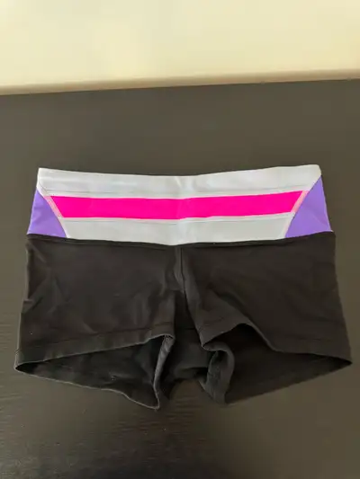 Lululemon reversible short size 6, View more