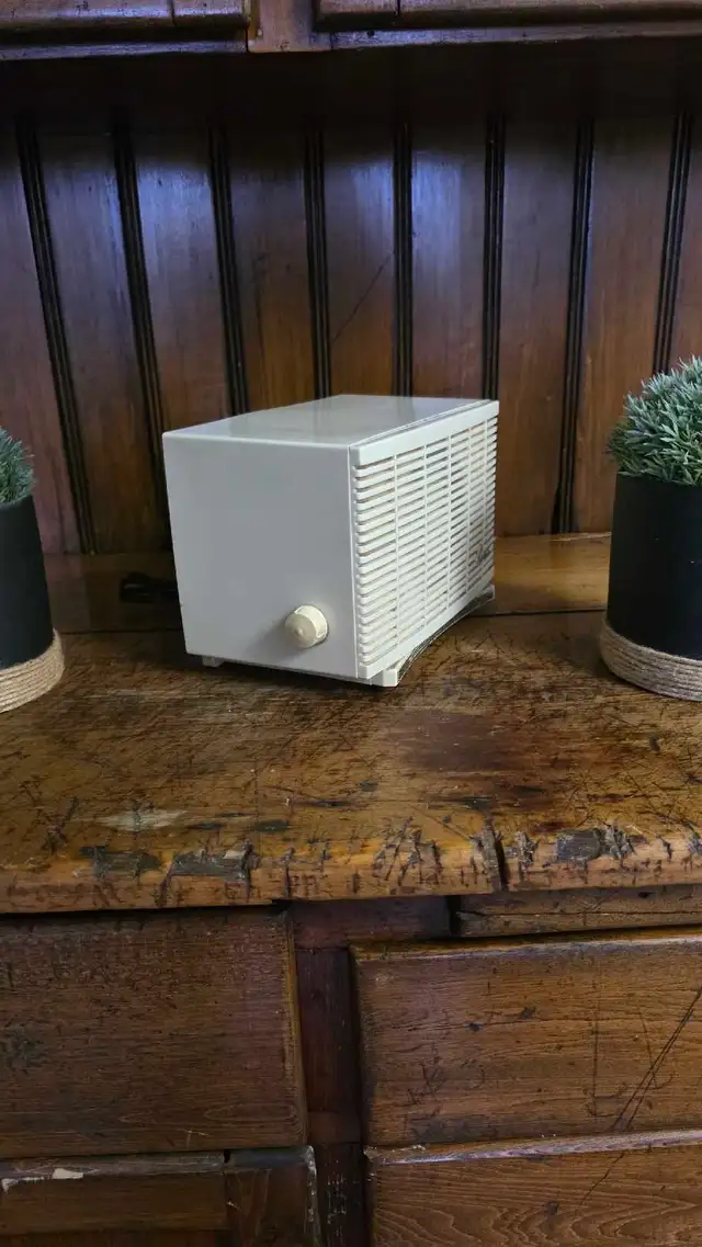 Sylvania White Bakelite Antique Tube Radio in Arts & Collectibles in Kawartha Lakes - Image 4