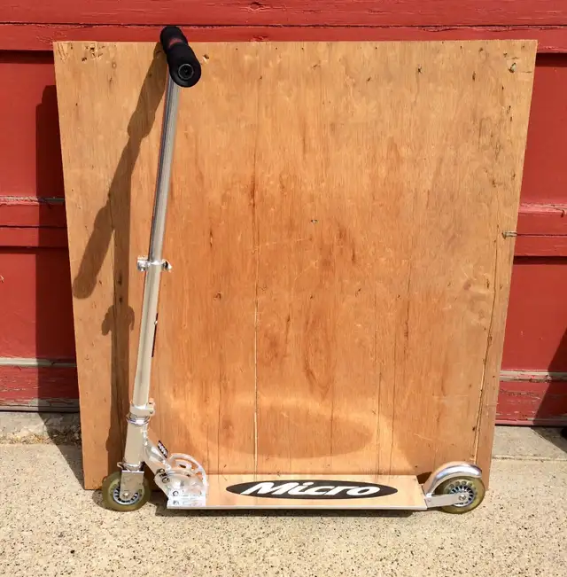 Huffy micro aluminum scooter in Kids in Strathcona County - Image 3