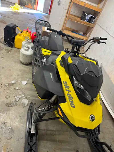 2017 Skidoo Summit 850 2300km Text 334-8577