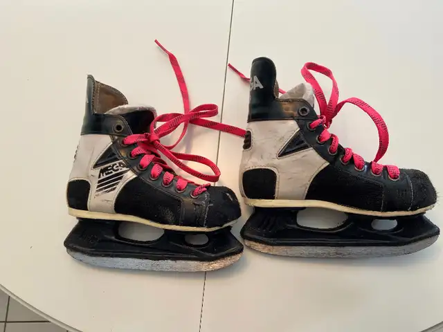 Kids Ice Hockey Skates size 9 size 10 in Skates & Blades in Guelph - Image 6