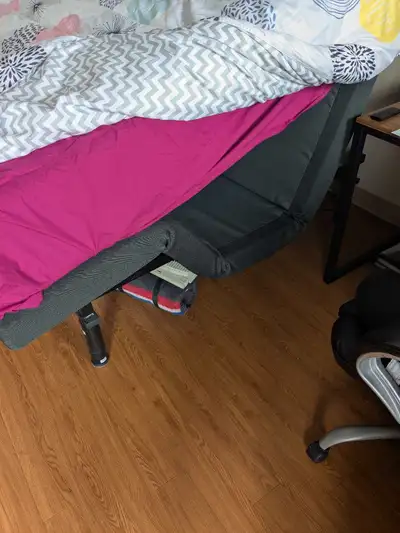 Lit double. Viens avec 6 ensembles de draps et un ensemble de draps santé. Avec couette et couvre co...