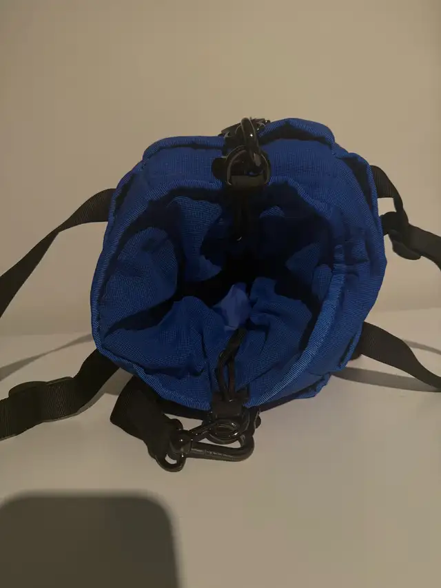 Lululemon Blue Crossbody Bag Purse in Bags & Luggage in City of Toronto - Image 4