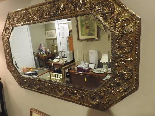 Antique wall mirror hammered brass (Repousee) octagonal in Home Décor & Accents in Hamilton - Image 2