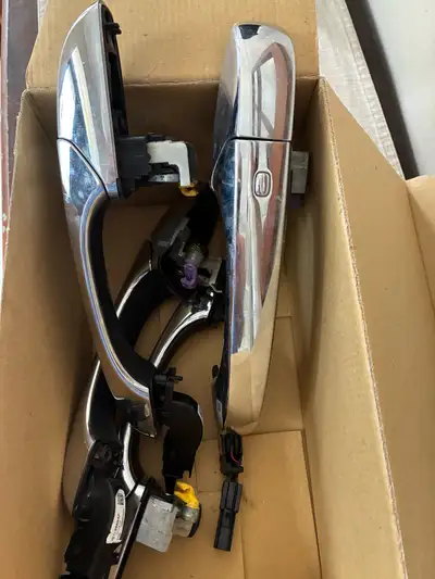 Door handles x 4 for 2017 Jeep Grand Cherokee. Front handles have lock button