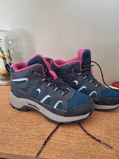 Merrell Girls Hiking Shoes Size 13, View more