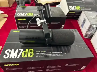 Shure SM7db Microphone in Pro Audio & Recording Equipment in Mississauga / Peel Region - Image 2