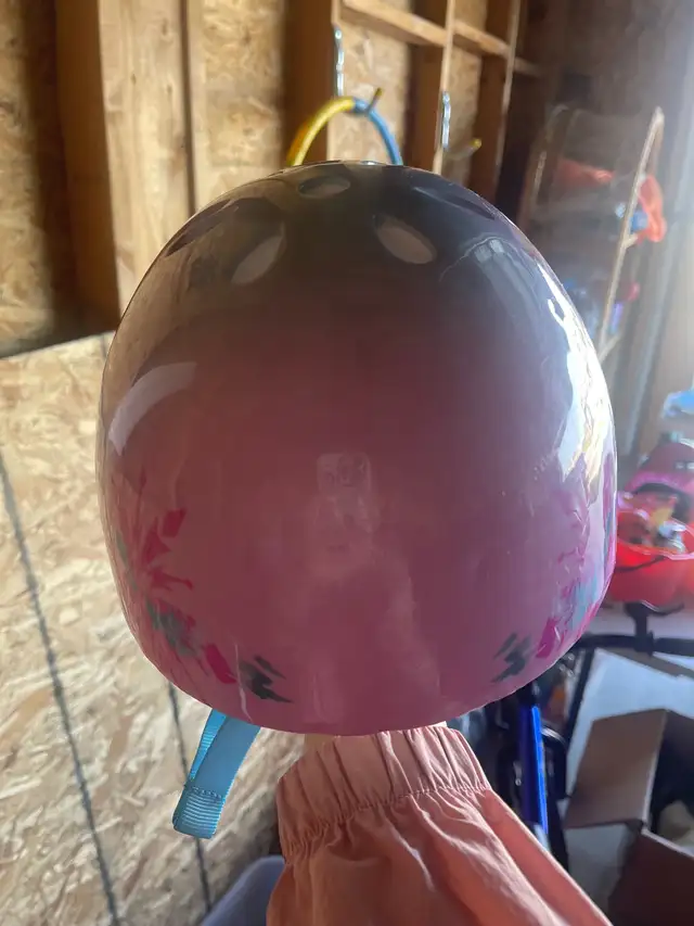 girl’s helmet  in Other in Winnipeg - Image 2