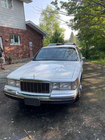 LINCOLN TOWNE CAR 