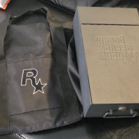 Grand Theft Auto IV GTA 4 safety deposit box & Duffle bag