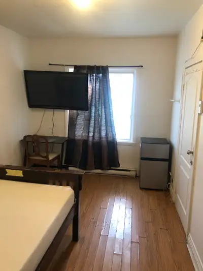 Laval métro cartier chambre à louer/ room for rent