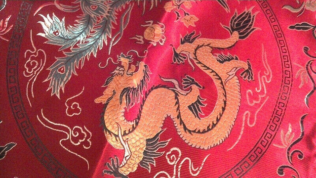 Housse  de coussin rouge en satin avec dessin de dragon (300821- dans Autre  à Laval/Rive Nord - Image 4