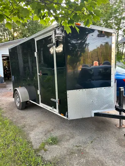 Je vends ma remorque fermée 6x12x6, idéale pour transporter vos biens en toute sécurité. Cette remor...