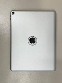 iPad Pro 12.9 2nd Gen with wireless keyboard