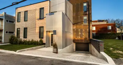 Cuisine moderne designer avec superbe îlot en quartz. Salon et cuisine à aire ouverte dans un espace...