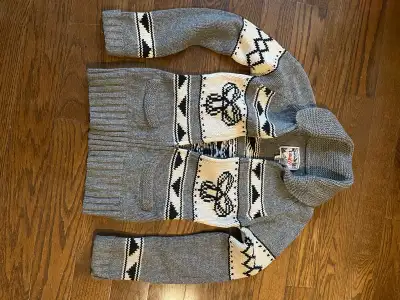 Wrap yourself in cozy comfort with this used TNA grey Aztec print zip-up sweater, size small. Perfec...