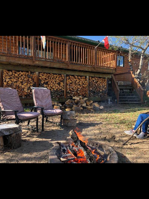 Buffalo Lake Vacation Rental - 5 Bedroom Log Home in Alberta - Image 3