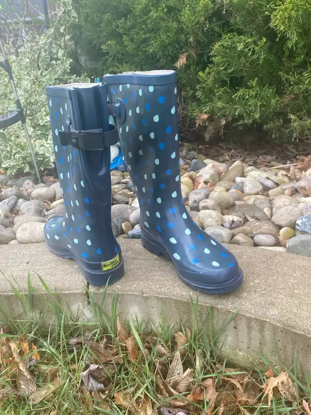 Ruber boots, blue, size 8, black size 7 in Women's - Shoes in Norfolk County - Image 9