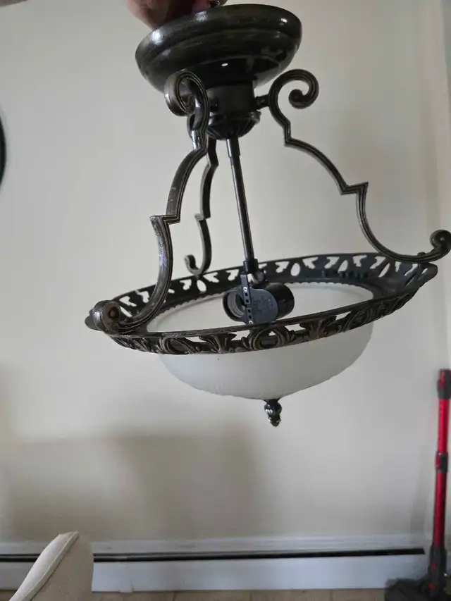 Ceiling light in Indoor Lighting & Fans in City of Montréal - Image 2