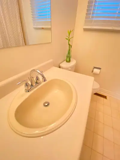 Furnished Room in Quiet Richmond Hill Home - Ideal for Female