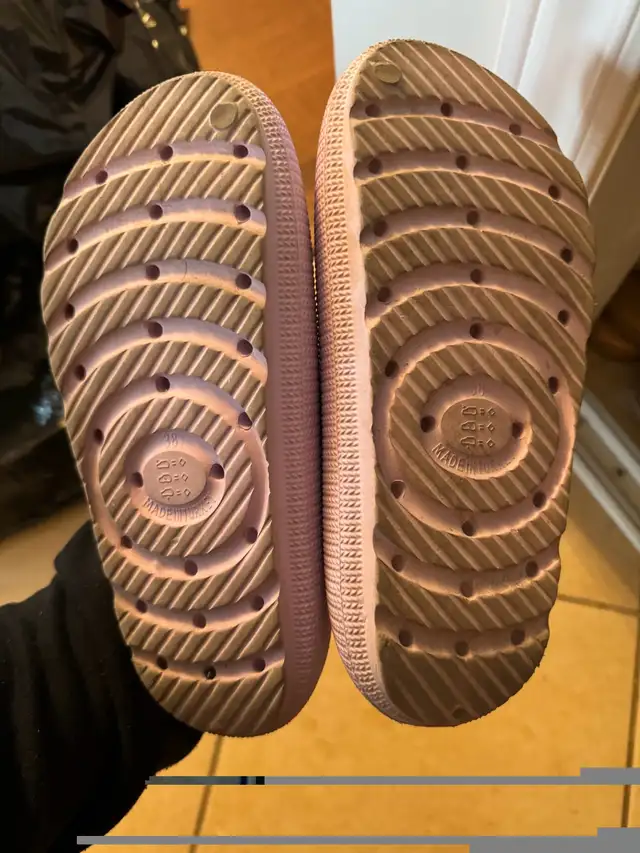 Lilac purple slides size 8 (worn twice) too small for me in Women's - Shoes in Laval / North Shore - Image 4