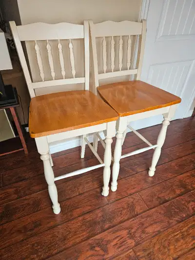 Matching bar stools in good condition