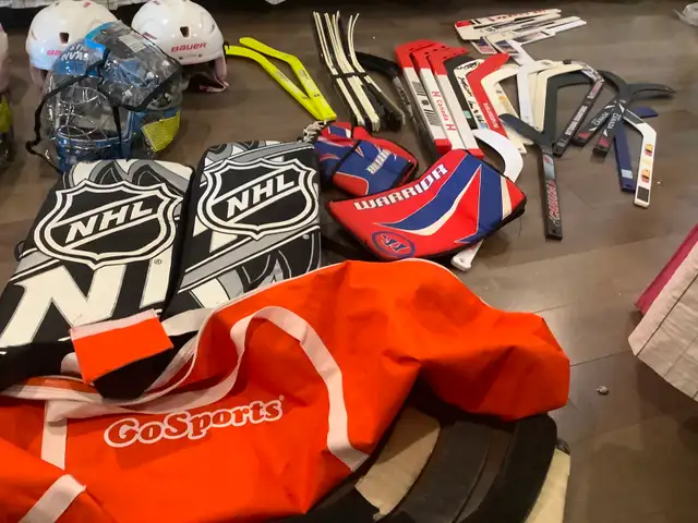 Goalie and hocHelmets, skates, mini sticks anfequipment, in Hockey in St. Catharines - Image 7