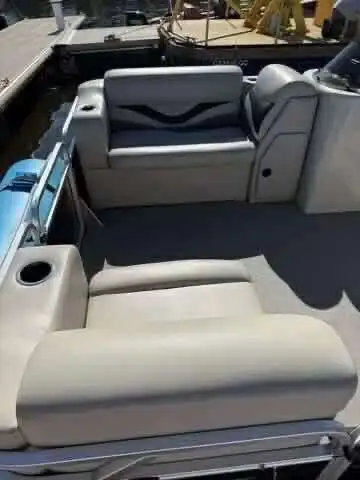 Bonjour! Je mets en vente un ponton de 17 pieds pouvant accueillir jusqu'à 7 personnes. Il est en bo...