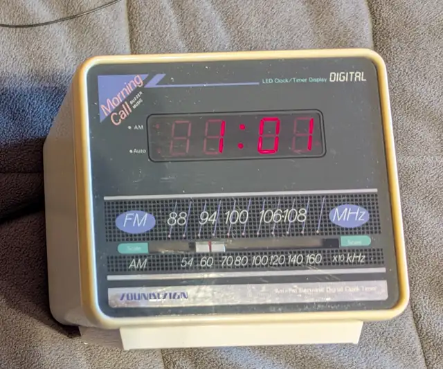 Sounddesign Radio Alarm Clock in General Electronics in Oshawa / Durham Region - Image 5