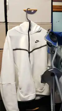 White nike tech fleece